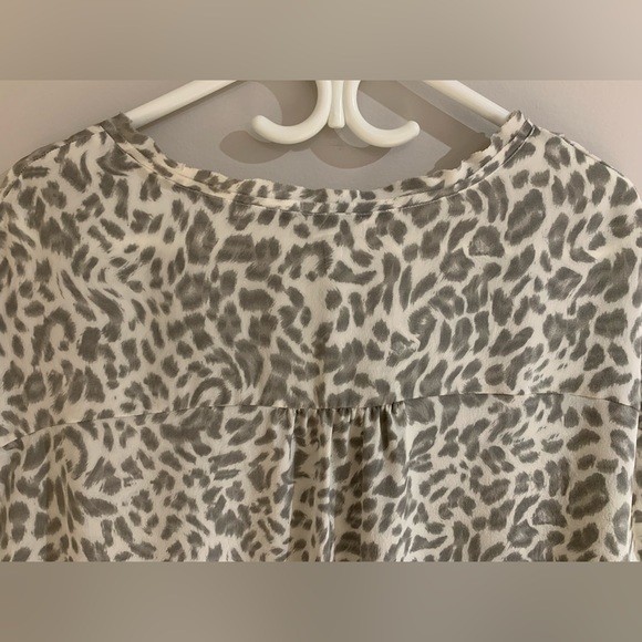 Joie 100% Silk Short Sleeve Blouse - Size XS. Neutral Animal/Leopard Print - Picture 6 of 8
